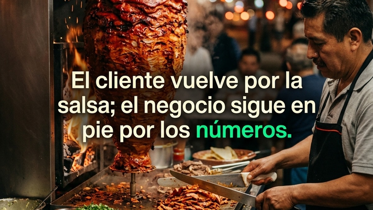 Taquero experto porcionando carne al pastor para costeo